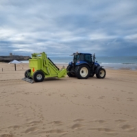 Demostração: Limpeza de praia com o equipamento SURF RAKE