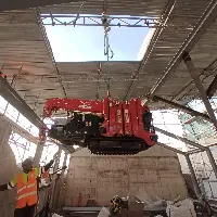 Elevación en la cima de un edificio de una mini grúa araña