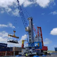 Nueva grúa portuaria en el puerto de Praia da Vitória, en Azores